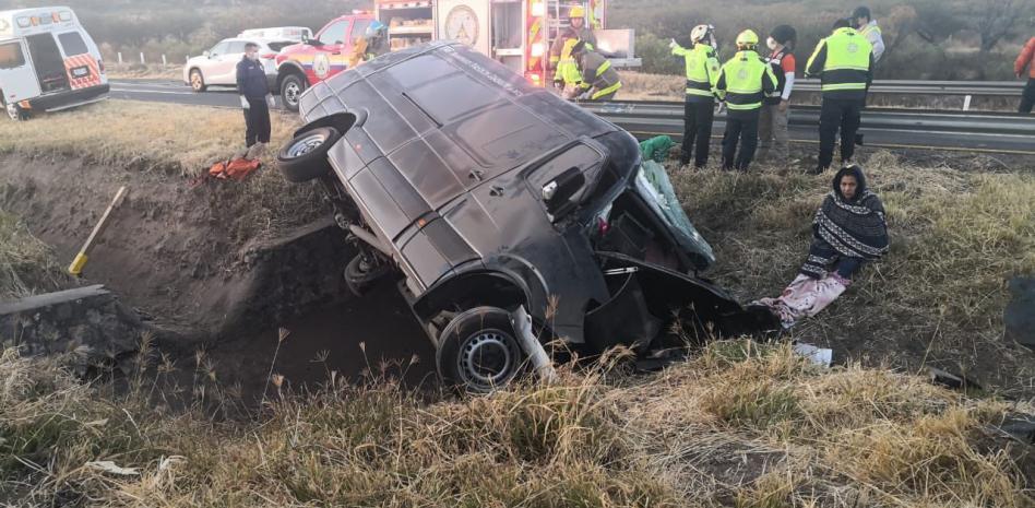 Se registró volcadura de una camioneta de pasajeros en la Autopista León-Aguascalientes