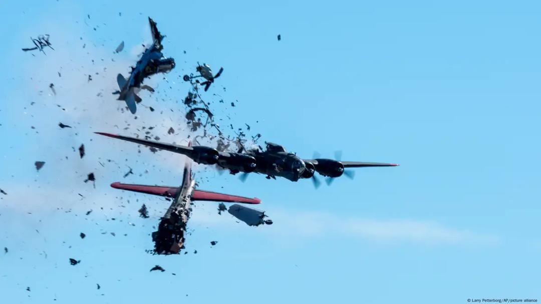 VIDEO | Dos aviones colisionaron en el aire durante una exhibición aérea de aviones clásicos en Dallas, Texas