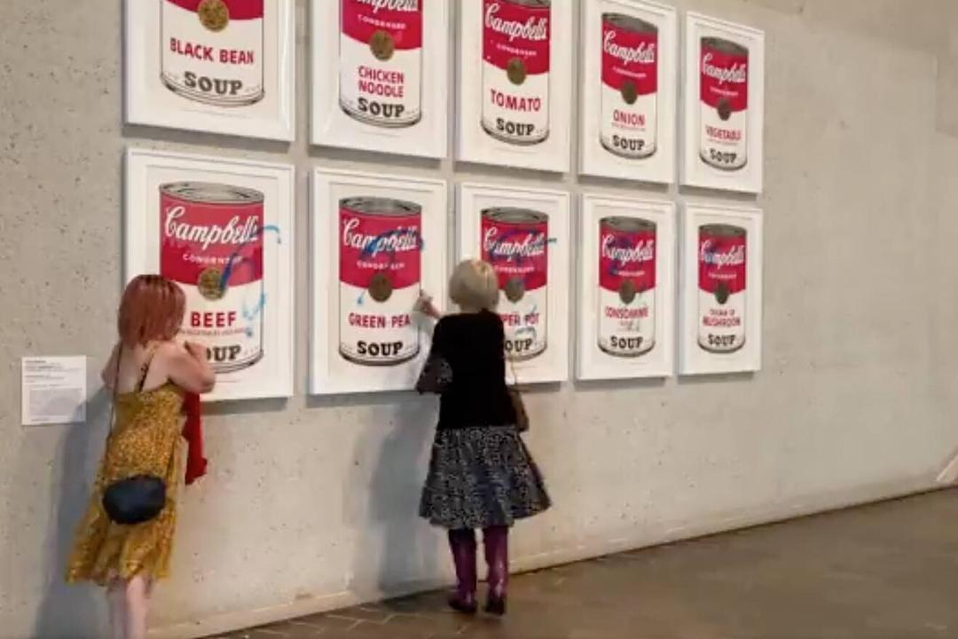 Activistas australianos pegaron sus manos en la famosa obra de Andy Warhol, “Campbell’s Soup”