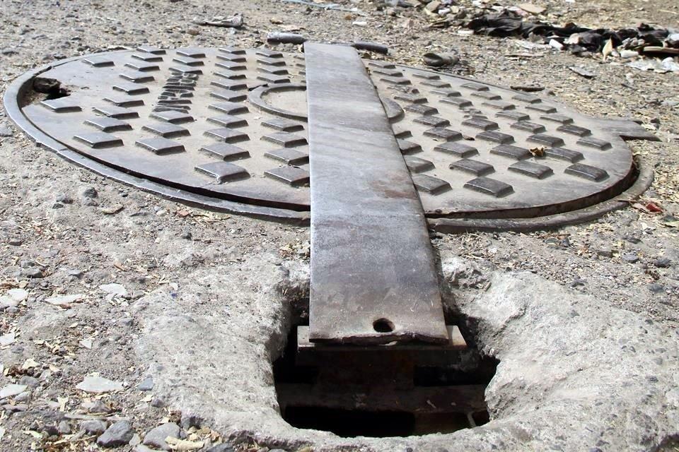Persona al interior de una alcantarilla genera movilización de autoridades en Av. Inglaterra y Niños Héroes