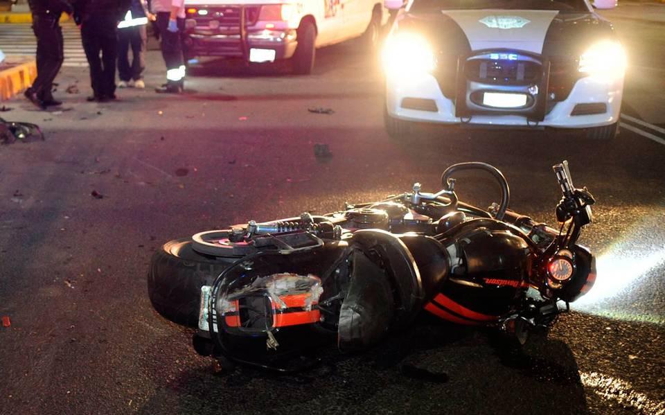 Motociclista pierde el control y derrapa sobre la Av. Aviación