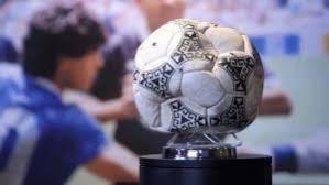 Venden el balón protagonista de la ‘mano de Dios’