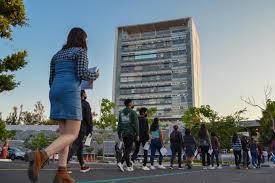 Jóvenes presentaron su examen de admisión a la U. de G. este sábado; fueron acompañados por padres de familia
