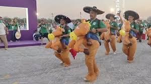 Mexicano marchan con la policía real de Doha