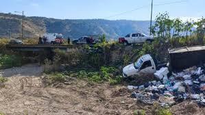 Una persona sin vida dejó la volcadura de un recolector de basura en Zapopan.