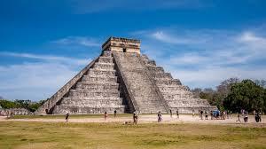 Mujer sube a pirámide de Chichen Itzá y es agredida por turistas en represalia