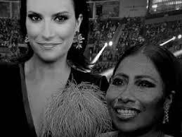 Tunden en redes a Laura Pausini por polémica foto con Yalitza Aparacio
