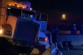 Un tráiler se impactó contra un muro de contención sobre la autopista Guadalajara-Zapotlanejo