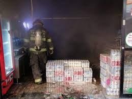 Un ladrón prende fuego a una tienda de conveniencia sobre Ramón Corona y Juárez en la zona Centro