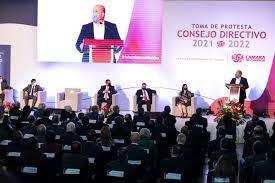 Enrique Alfaro en diálogo con consejo de la Canaco