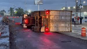 Un tráiler chocó y arrastró a un vehículo por más de 50 metros sobre el Anillo Periférico Sur al cruce con Vía Manzanillo de la colonia La Llave