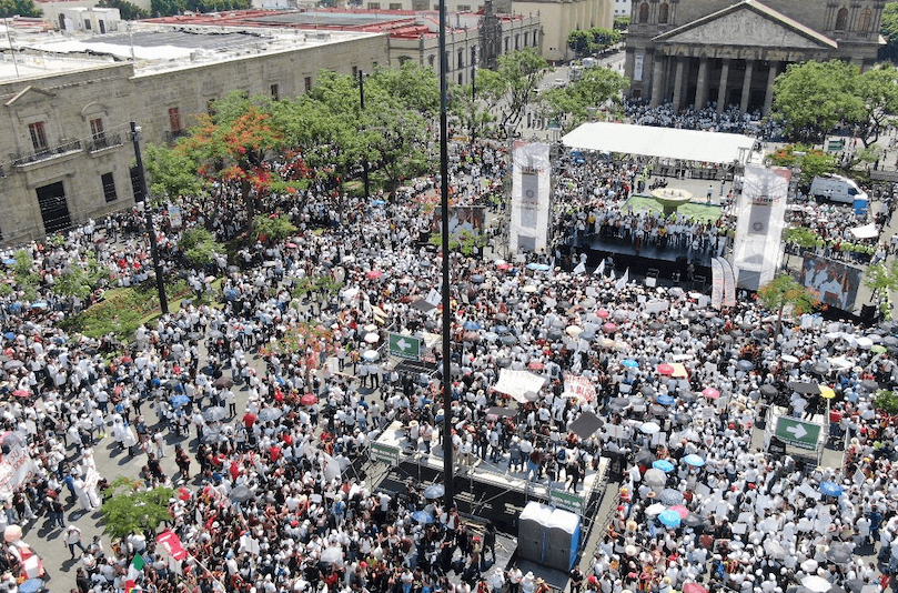 Ciudadanos y comerciantes del centro de GDL aseguran afectaciones por marcha universitaria