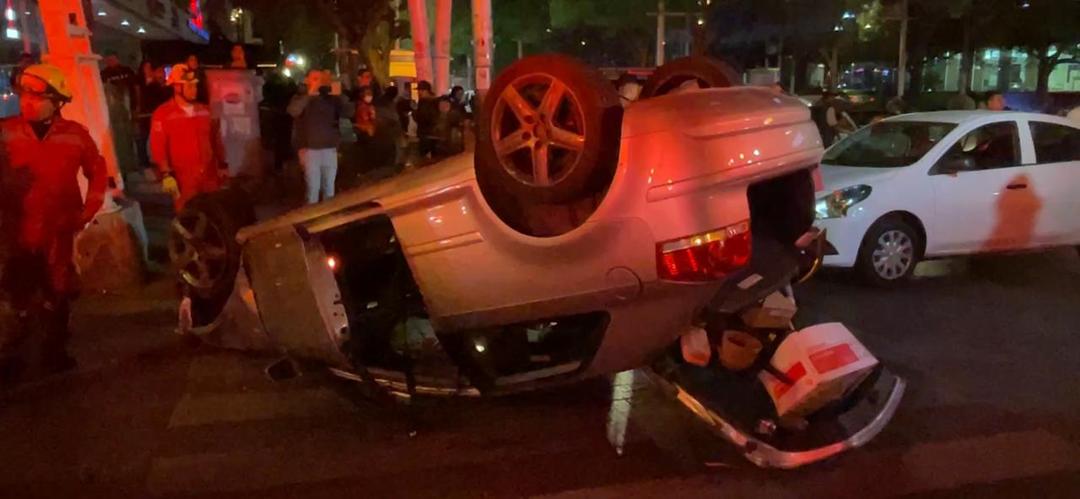 En plena avenida Chapultepec sobre Vallarta un auto pierde el control, vuelca y arrolla a dos jóvenes mujeres