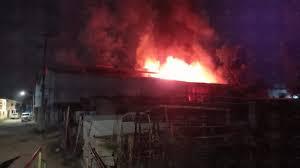 Arde en llamas una bodega en la colonia Las Agujas de Zapopan