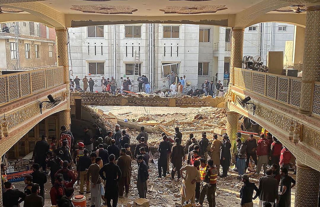 Ataque a mezquita deja más de 30 personas vida en Pakistán