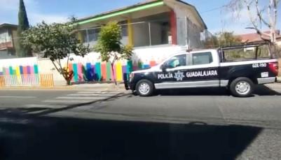 Detienen a dos hombres robando en kínder de Guadalajara