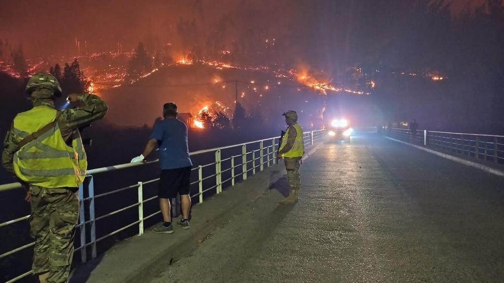 Incendios forestales que afectan a Chile dejan más de 20 fallecidos y 997 heridos