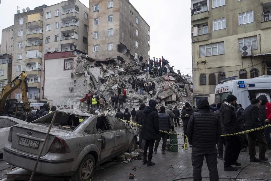 Aumenta a más de 5 mil personas sin vida tras sismo en Turquía y Siria