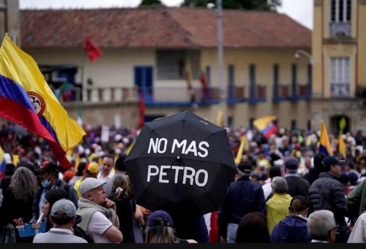 Miles protestan en Colombia ante reformas del presidente Gustavo Petro