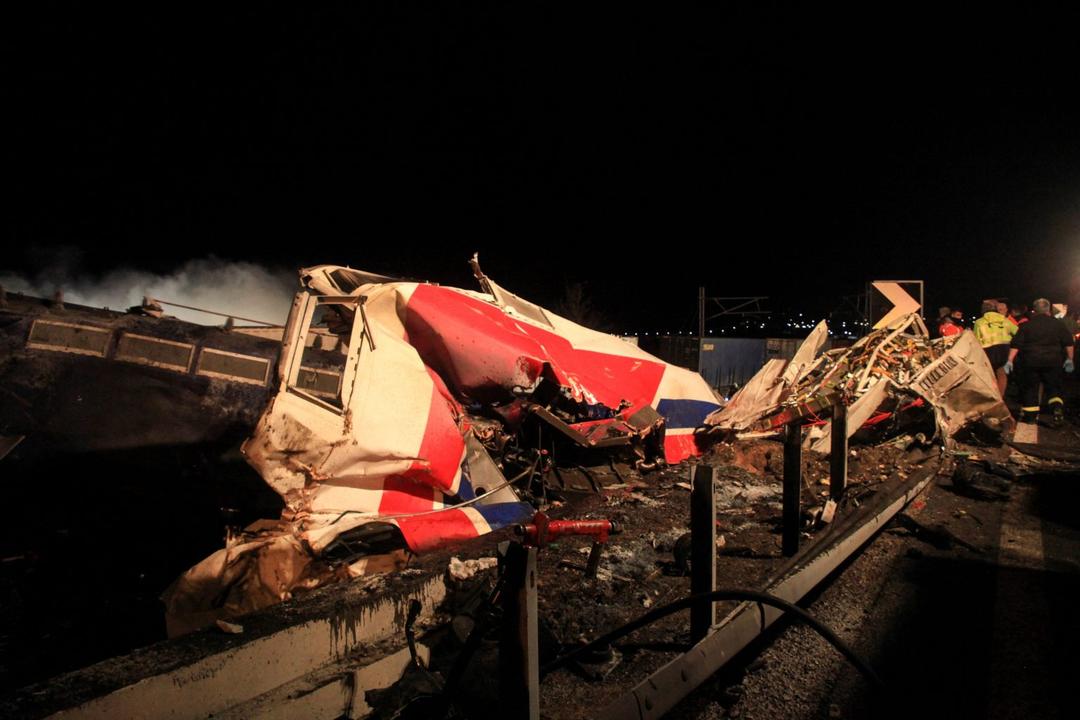 Al menos tres decenas de personas murieron y más de 80 resultaron heridas por la colisión entre un tren de pasajeros en Grecia