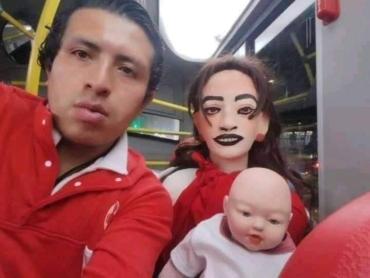 VIRAL | Hombre tiene una familia de trapo; señala que se casó y ha tenido hijos