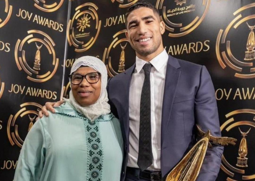 Esposa de Achraf Hakimi solicitó el divorcio y exigió la mitad de sus bienes, pero todo pertenece a la mamá del futbolista