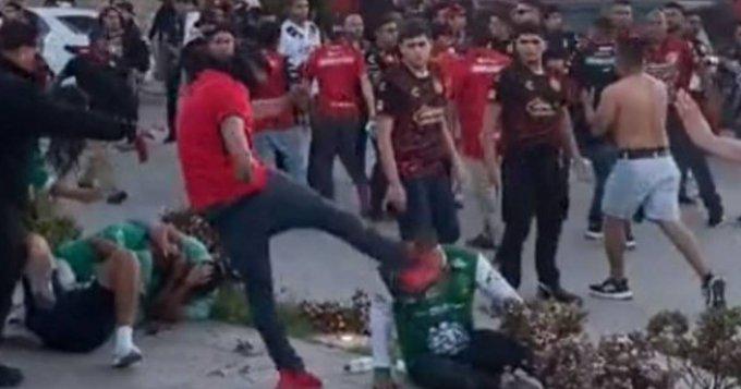 ¡Regresa la violencia! Campal en el estadio de Xolos