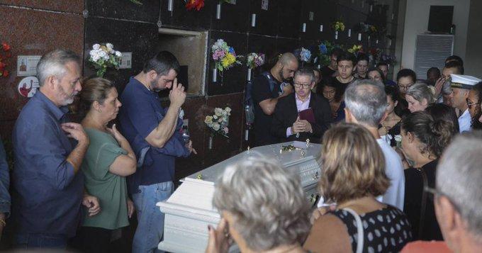 Sepultan a niños asesinados en una guardería en Brasil