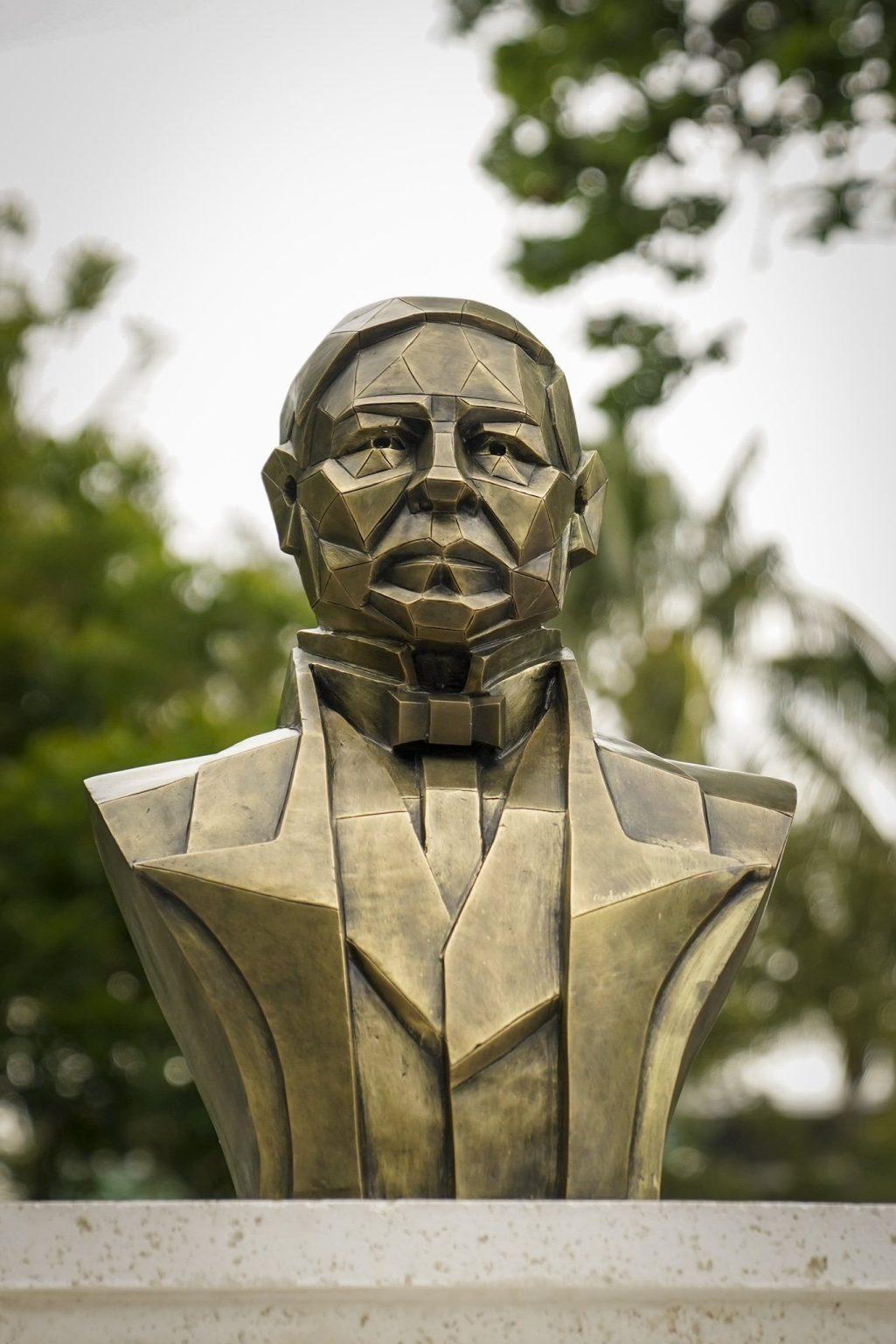 Develan busto de Benito Juárez en Miami Beach