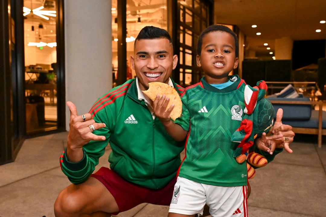 Viral: Selección Mexicana encuentra al niño que quiere ser mexicano y le da una sorpresa