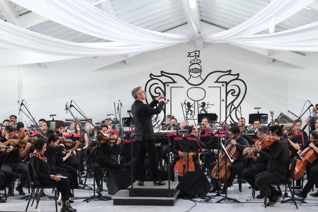 Enrique Alfaro reconoce a la Orquesta Filarmónica de Jalisco por concierto en Puente Grande