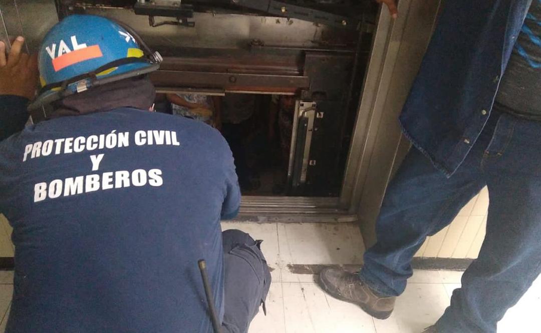 Veracruz: Ahora en el ISSSTE dos adultos mayores quedan atrapados en elevador