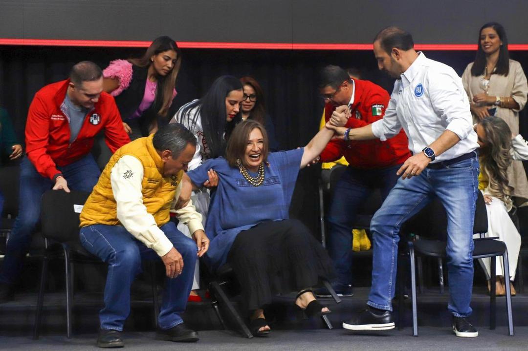 VIDEO: Xóchitl Gálvez se cae y bromea en redes: ‘Esa silla quedó chica, vamos por la grande’