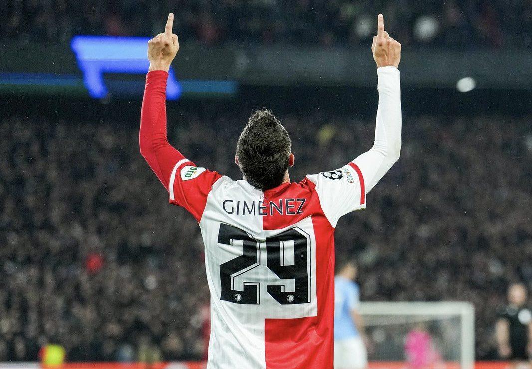Santiago Giménez debuta con doblete en la Champions League