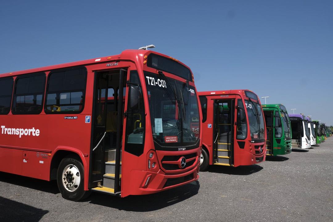 Transporte público: Entregan más de mil camiones para el AMG y otras ciudades