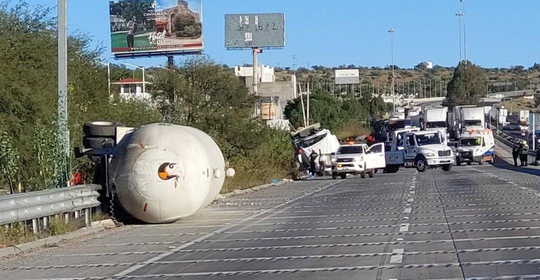 Carretera México-Querétaro lleva 20 horas bloqueada con fila kilométrica
