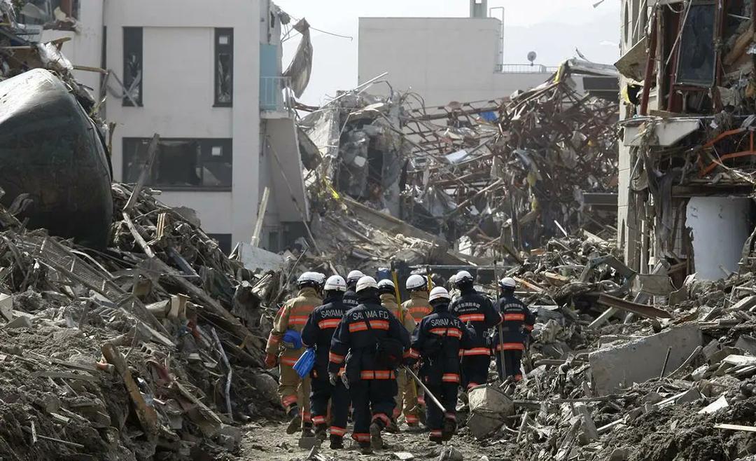 China: Suman 111 muertos y 200 heridos tras fuerte sismo