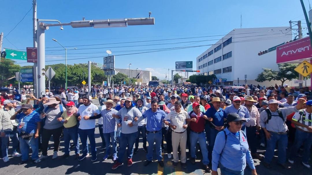 Chiapas: Maestros marchan contra reforma educativa