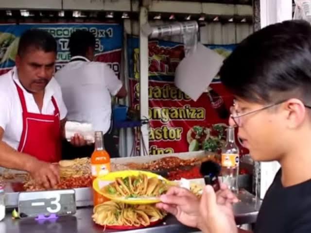 Viral: Influencer se come 70 tacos en reto, pero no le dan su premio