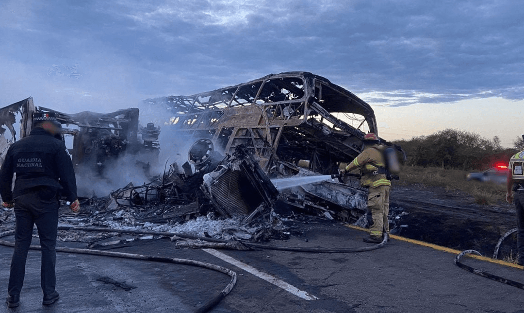 Sinaloa: Choque entre tráiler y autobús de pasajeros deja al menos 23 muertos