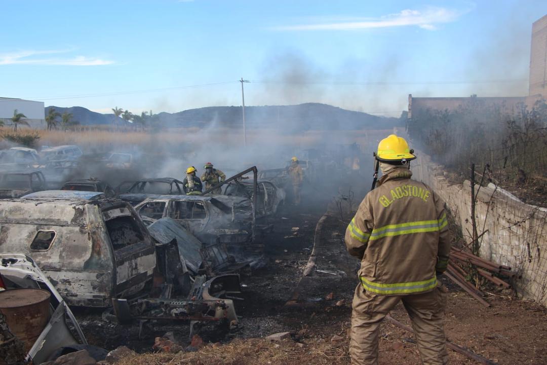 Tlajomulco: Incendio en un corralón sobre Carretera Morelia deja 35 vehículos dañados