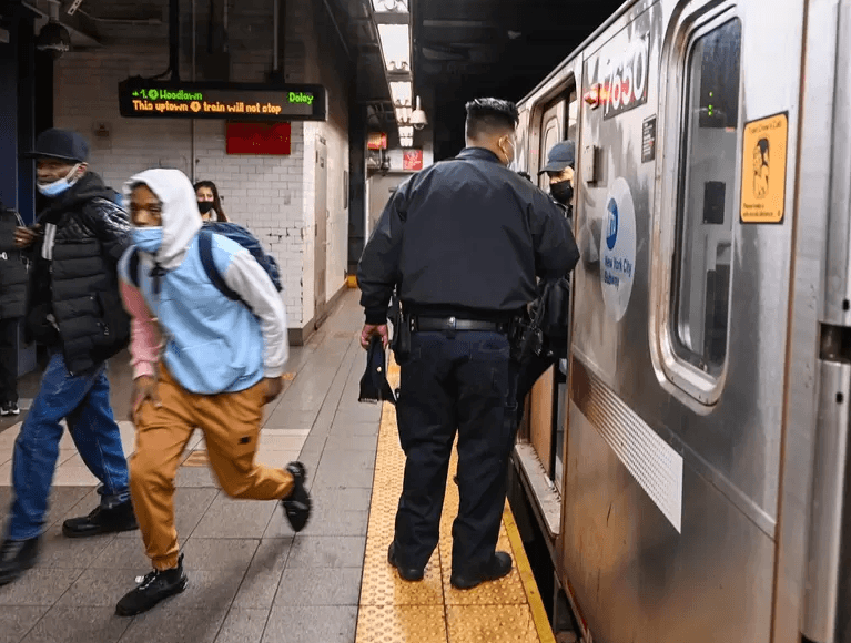 Muere persona de origen mexicano en tiroteo registrado en metro de Nueva York