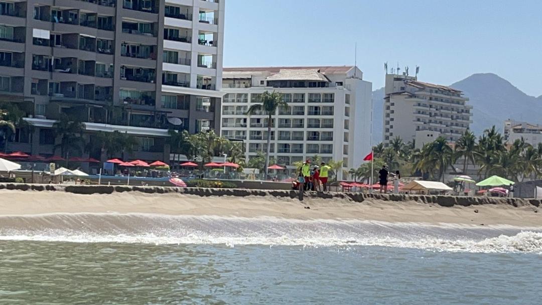 Puerto Vallarta: Instalan bandera roja en playas; no se puede entrar a nadar