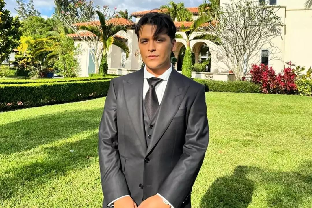 Christian Nodal sorprende con su cara más libre de tatuajes.