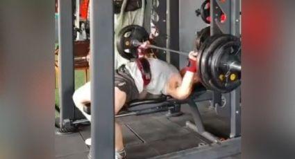 Viral: Muere hombre tras intentar cargar más de 100 kilos en el gimnasio