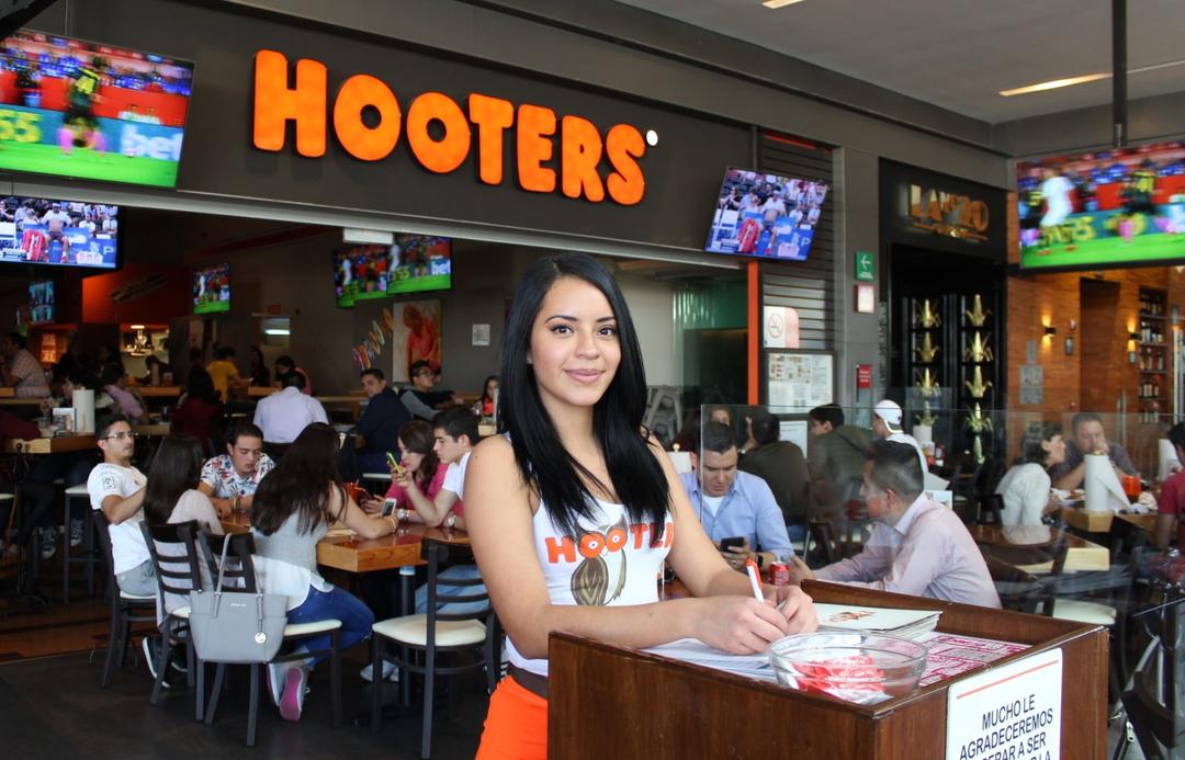 Hooters cierra decenas de restaurantes en Estados Unidos por esta razón