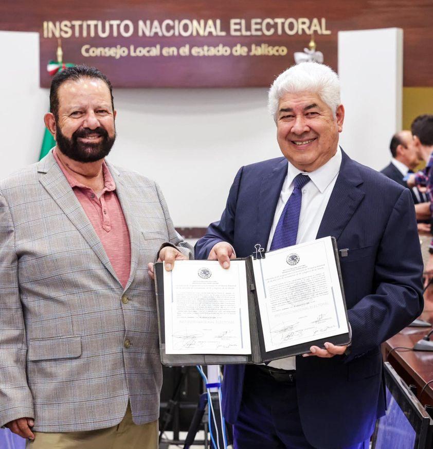 Francisco Ramirez Acuña recibe constancia como Senador de la República