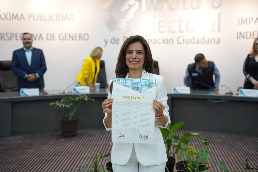 Verónica Delgadillo recibe constancia como alcaldesa electa de Guadalajara