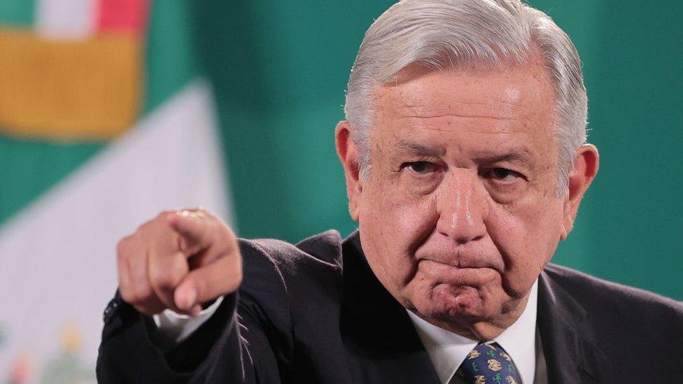 AMLO propone que licencia de conducir sea permanente