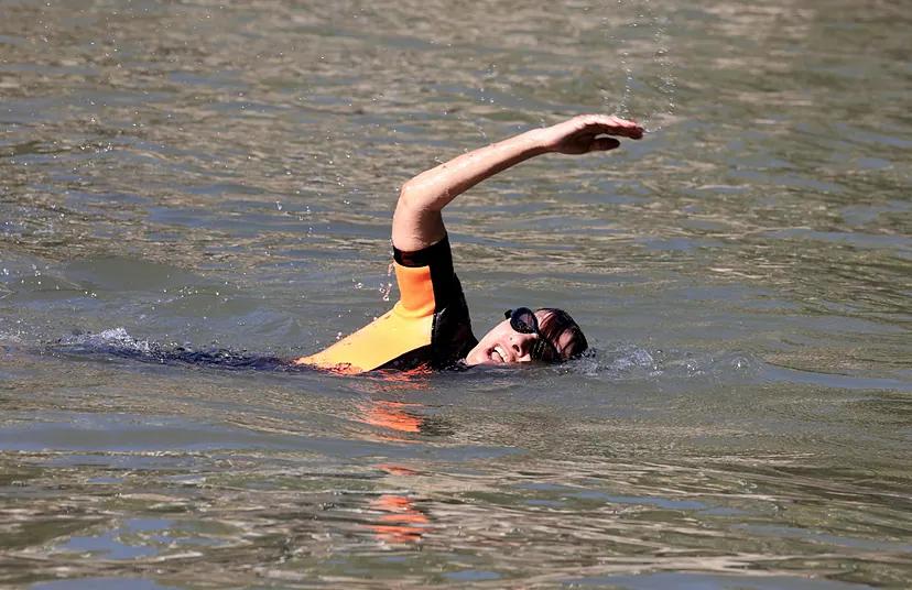 París: Alcaldesa Anne Hidalgo se sumerge en el río Sena para mostrar que está limpio